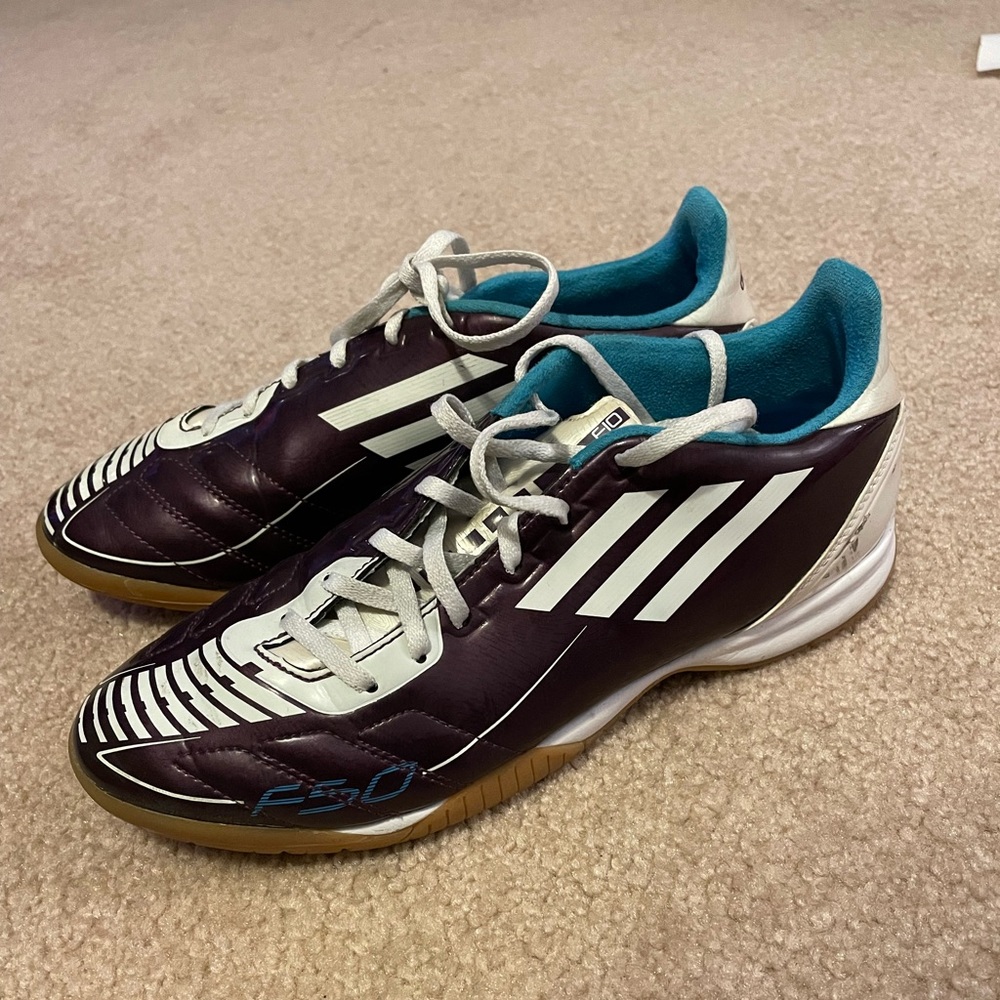 Boys adidas size 7 indoor soccer shoes.